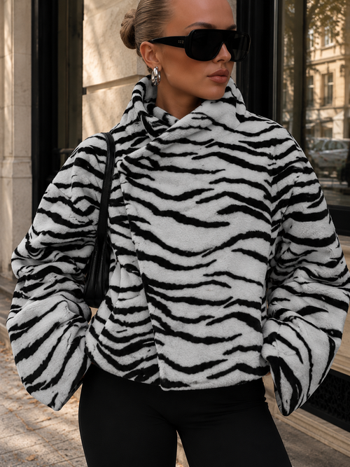 Oversized zebra-print jacket, black-and-white stripes, high collar and relaxed fit.